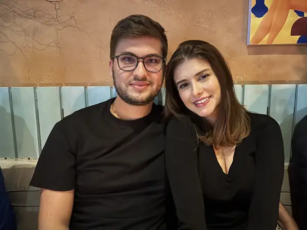 Helena e William sentados juntos em um restaurante