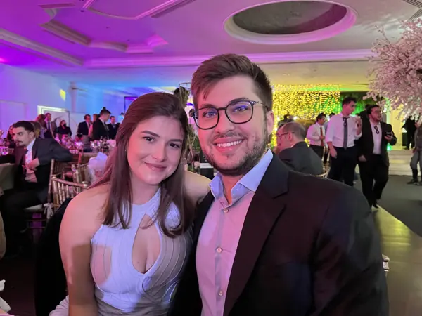 Um sorriso juntos durante uma festa
