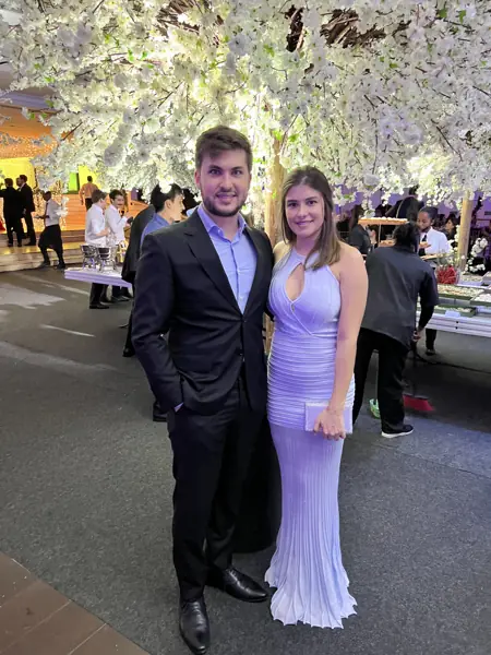 Helena e William em uma celebração ao ar livre