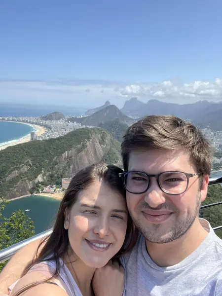 Helena e William diante da vista da baía