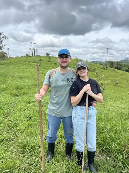 Juntos em uma caminhada pelo campo