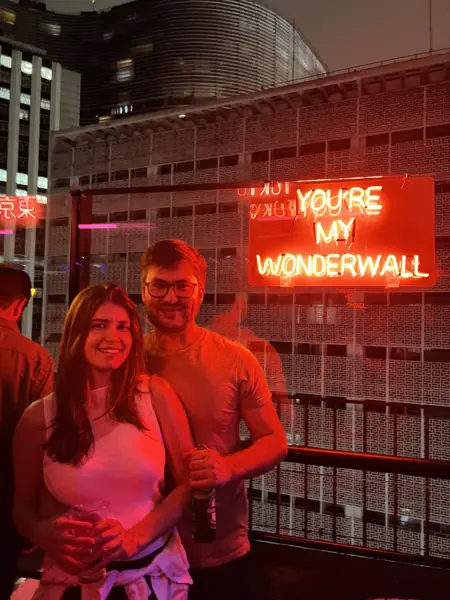Uma noite juntos sob luzes vermelhas