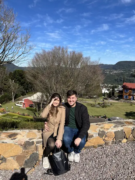 Helena e William em um jardim de montanha