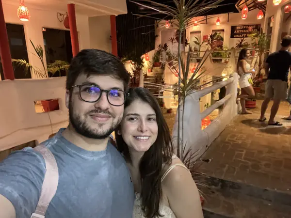 Um passeio à noite, entre luzes e plantas