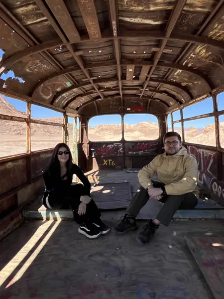 Helena e William sentados em um antigo vagão