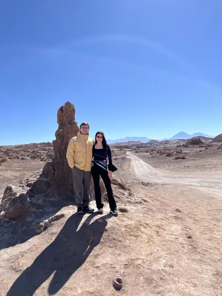 Juntos entre as formações rochosas do deserto