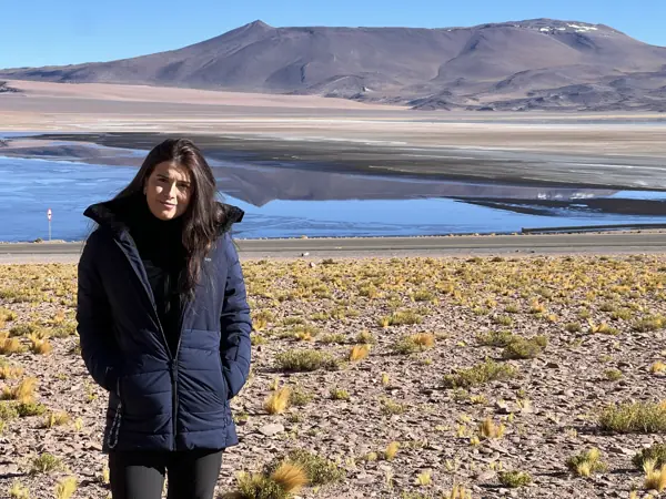 Helena diante de uma lagoa nas montanhas