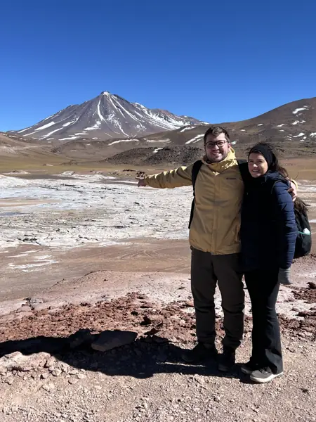 Helena e William em uma paisagem de montanhas e sal