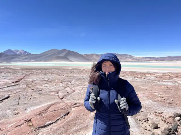 Helena diante de uma paisagem de sal e montanhas