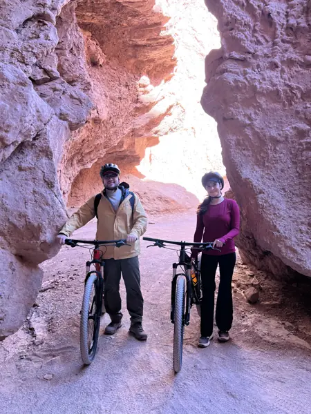 Um passeio de bicicleta entre paredes de pedra