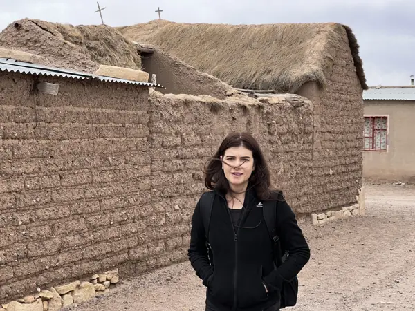 Helena em uma vila de construções de terra