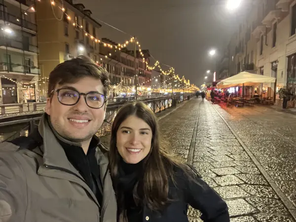 Um passeio juntos por uma rua iluminada à noite