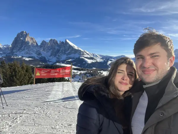 Juntos diante de montanhas cobertas de neve