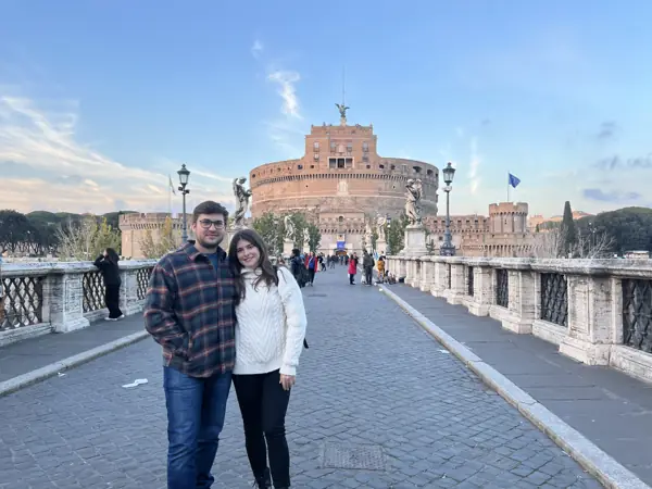 Juntos em uma ponte diante de um castelo