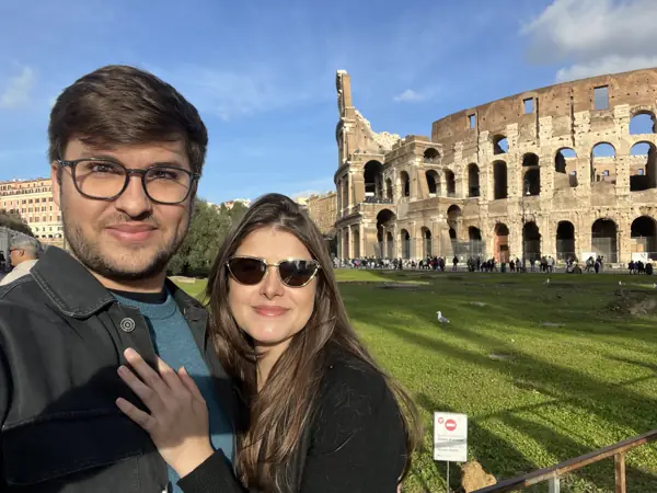 Um registro juntos diante do Coliseu