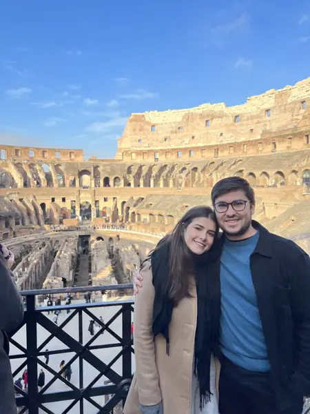 Helena e William abraçados no Coliseu