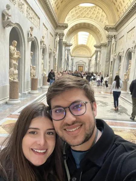 Helena e William em uma galeria de arquitetura clássica