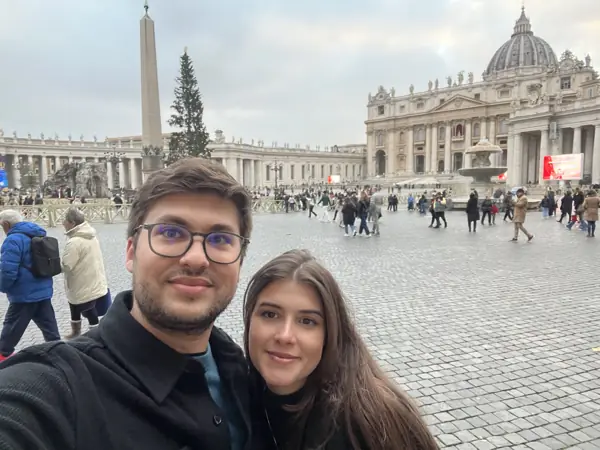 Juntos diante de uma praça e sua basílica