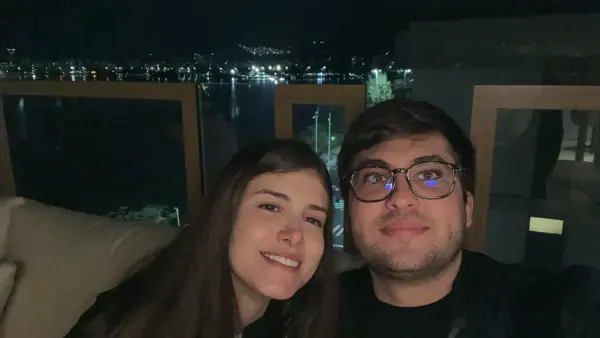 Helena e William em uma varanda à noite