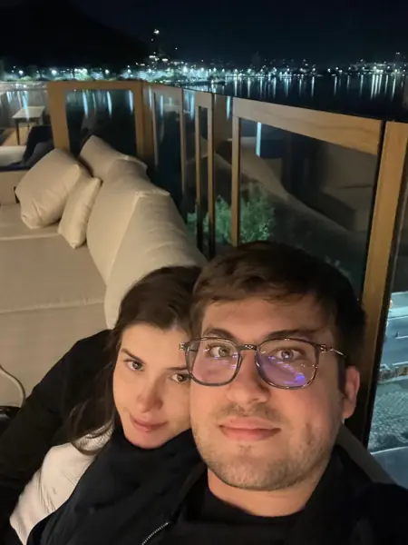 Um abraço em uma varanda à noite