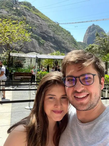 Helena e William durante um passeio, com montanhas ao fundo