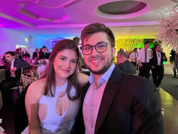 Helena e William em uma festa