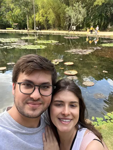 Um passeio juntos em um jardim com lago