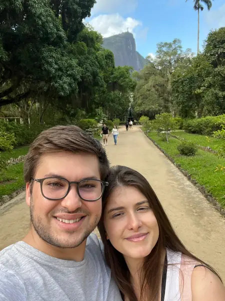 Helena e William em uma alameda arborizada
