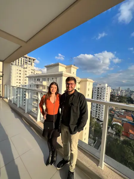 Juntos em uma varanda com vista para a cidade