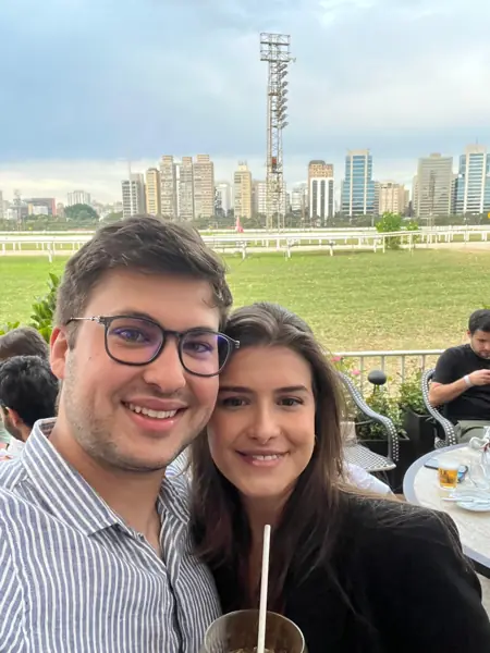 Helena e William à mesa durante um passeio