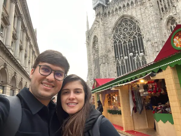 Um passeio juntos diante de uma catedral