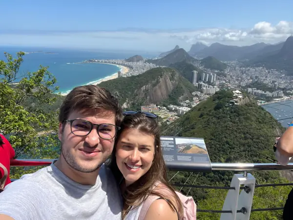 Juntos diante da vista do mar e das montanhas
