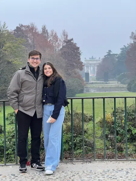 Helena e William em um jardim