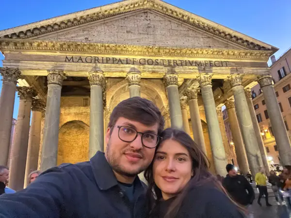 Um registro juntos diante de colunas iluminadas