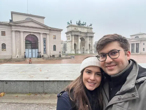 Um passeio juntos em uma praça de arquitetura clássica