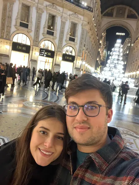 Helena e William sob as arcadas de uma galeria