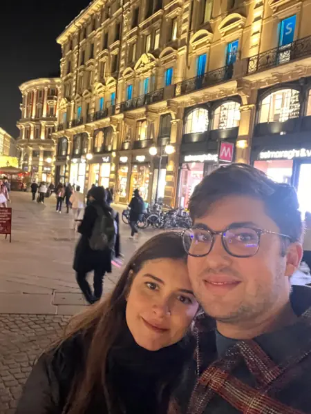 Um passeio juntos por uma praça iluminada