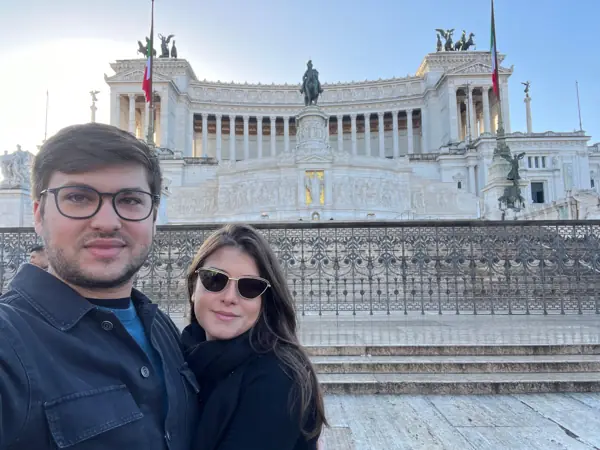 Juntos em uma praça durante uma viagem