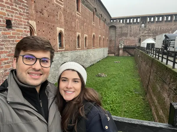 Helena e William em um pátio de tijolos